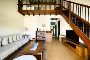 TV a/nebo společenská místnost v ubytování Kayaam House - Ayurveda & Wellness