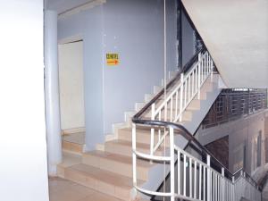 eine Treppe in einem Gebäude mit Metallgeländer in der Unterkunft CS HOTEL in Hoima