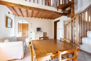een woonkamer met een houten tafel en een bank bij Siena Cozy Apartment with Private Garden! in Val di Pugna
