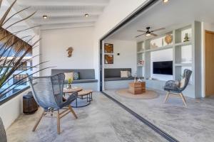 a living room with two chairs and a couch at Belnem House Bonaire in Kralendijk