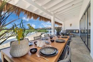 een eetkamer met een tafel en uitzicht op de oceaan bij Belnem House Bonaire in Kralendijk
