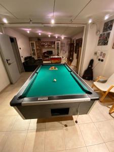 una mesa de billar en el centro de una sala de estar en SUITE TRAVEL HOME, en Módena