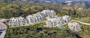 una vista aérea de un grupo de edificios blancos en Luxury Apartment in front Calanova Golf, en Mijas