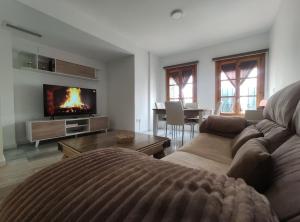 sala de estar con sofá y TV en Casita Piedra Escrita- Private house en Córdoba