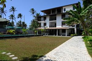 - Vistas al complejo desde el patio en Beach Inns Holiday Resort - Celeste, en Matara