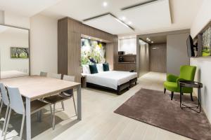 Cette chambre comprend un lit, une table à manger et des chaises. dans l'établissement Hotel Stayen, à Saint-Trond