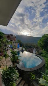 uitzicht op een zwembad in een resort bij Kalimaja Amed Villa in Ambat