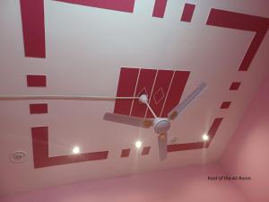 un orologio sul soffitto di una camera con ventilatore a soffitto di Hotel Supreme & Banquet a Sirhind