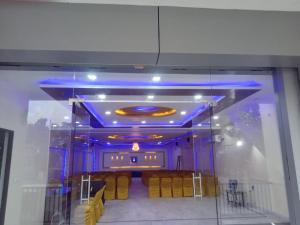 uma vista para um quarto com um tecto azul em Hotel Supreme & Banquet em Sirhind