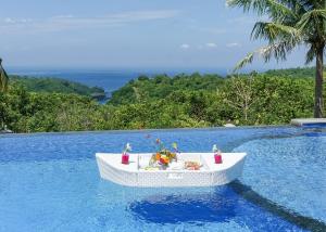 Penida Sunset Ocean View Bungalows内部或周边的泳池