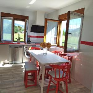 A kitchen or kitchenette at Apartamentos La casa del Zapatero