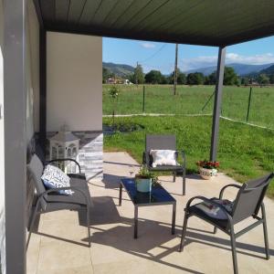 un patio con sillas y una mesa con vistas a un campo en Apartamentos La casa del Zapatero, en Corvera