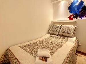 um quarto com uma cama com dois donuts em Grand studio cabine à côté des plages NER634 em Cannes