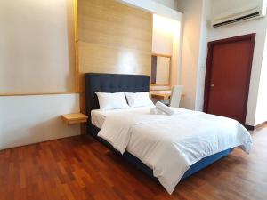 Gambar di galeri bagi [HERITAGE 3] HOMESTAY Studio 4Pax, FREE WIFI NETFLIX di Seri Kembangan