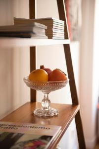 un bol de fruta sentado en una mesa en una stanza in carmine, en Brescia