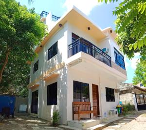 Casa blanca con balcón en DJL House Homestay -Bantayan Island, en Patao