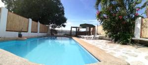 une grande piscine bleue dans une cour dans l'établissement Casa Montemar Bed and Breakfast, à Coron