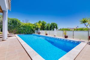 una piscina nel cortile di una casa di Ocean View Villa a Boliqueime