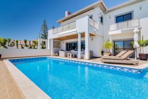 una villa con piscina e una casa di Ocean View Villa a Boliqueime