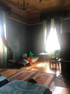 - une chambre avec un lit et une table dans l'établissement Berlin Hotel, au Caire