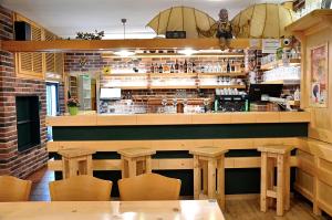 Lounge alebo bar v ubytovaní Balónový hotel a pivovar Radešín