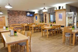 Reštaurácia alebo iné gastronomické zariadenie v ubytovaní Balónový hotel a pivovar Radešín
