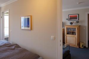 een slaapkamer met een bed en een muur bij Sola Bona 24 in Westerland