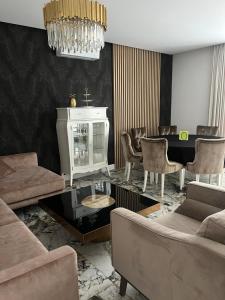 salon z kanapą i stołem w obiekcie Apartament Złoty 2 w mieście Cieciorka
