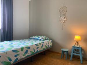 1 dormitorio con 1 cama, 1 mesa y 1 lámpara en Quinta Samor, en Aljezur 41 fotos más