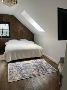 una camera con un letto e un tappeto sul pavimento di Apartament Złoty 2 a Cieciorka