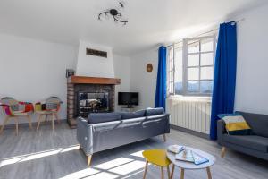 uma sala de estar com um sofá e uma lareira em Maison Pikassariko - 4 Chambres proche frontière espagnole em Sare