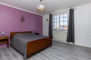 um quarto com uma cama e uma grande janela em Maison Pikassariko - 4 Chambres proche frontière espagnole em Sare