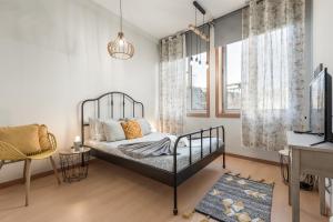 una camera con letto, scrivania e TV di Oporto Bonjardim Residence a Porto