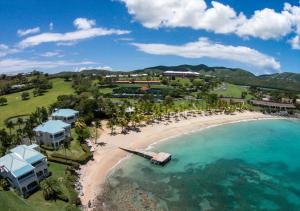 una vista aérea de una playa con un complejo en New! Bluestone Getaway in Christiansted USVI !, en Christiansted