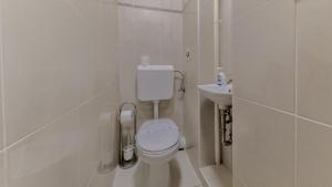 Et badeværelse på Four Seasons Apartment - FREE PARKING + 16 billeder