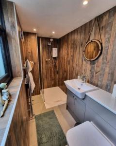 een badkamer met een wastafel en een douche bij Mermaid Cottage Teignmouth by the beach SLEEPS 7 in Teignmouth
