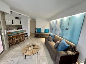 a living room with a couch and a table at Studio moderne - Port de Mandelieu - Proche Mer in Mandelieu-La Napoule