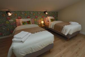 a hotel room with two beds in a room at APARTAMENTOS LOS QUESEROS in Quintanadueñas