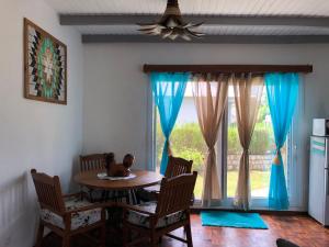 ein Kind, das an einem Tisch in einem Zimmer mit Fenster sitzt in der Unterkunft Maison madasgascar in Ampasikely