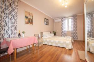 Habitación con 2 camas y mesa. en Guest House Barocco, en Rovinj