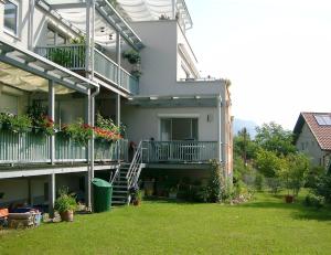 ein Apartmenthaus mit Balkon und Hof in der Unterkunft Ferienwohnung Kern in Bodensdorf