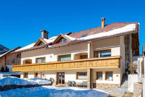 un gran edificio con nieve delante en Alpski škrat, Kranjska Gora, en Kranjska Gora