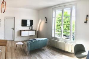 a living room with a couch and a window at Studio de Luxe Meublé ,Clim et Parking Options, lave-linge in Bagneux