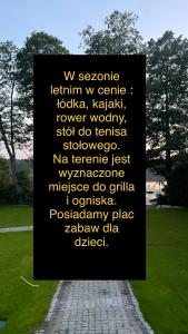 Znak w parku z napisem w obiekcie Apartament Złoty 2 w mieście Cieciorka