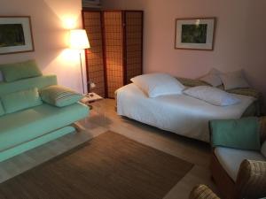 En eller flere senge i et værelse på Guest Apartment Unterbach