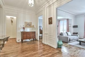uma sala de estar com um sofá e uma mesa em Exceptional flat at the heart of Montmartre - Paris - Welkeys em Paris