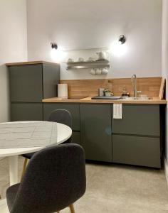 eine Küche mit einer Spüle sowie einem Tisch und Stühlen in der Unterkunft apartment rent Casa ALMIKA in Bari