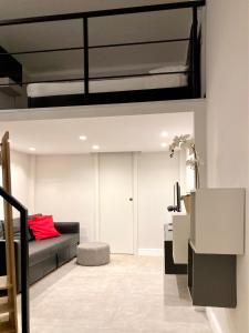 uma sala de estar com uma cama alta e um sofá em apartment rent Casa ALMIKA em Bari