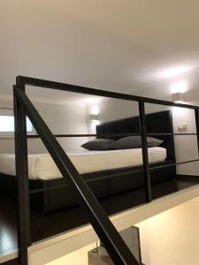 um quarto com dois beliches em uma escada em apartment rent Casa ALMIKA em Bari