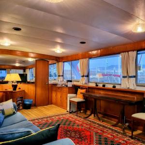 una sala de estar con un piano en un barco en Don Maximo, en Vigo